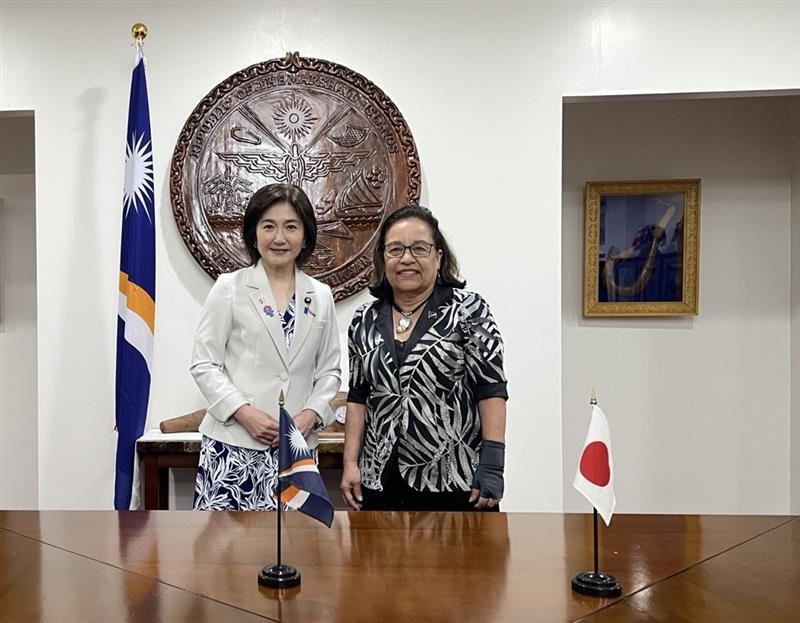 ハイネ大統領と記念撮影する生稲政務官