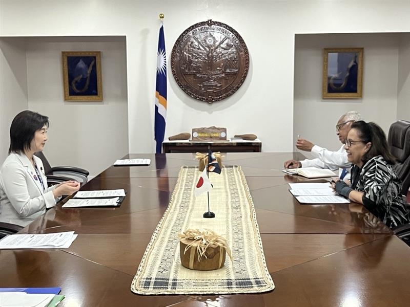 ハイネ大統領を表敬する生稲政務官の様子