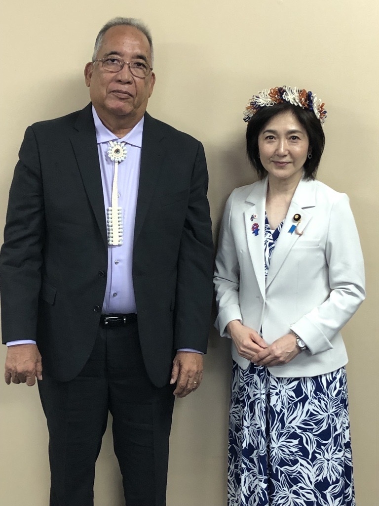 カブア伝統的首長評議会議長と記念撮影する生稲政務官の姿