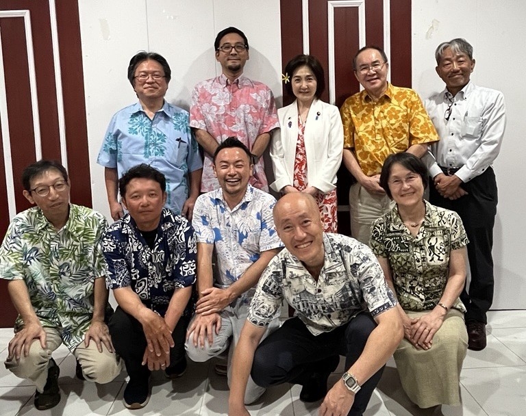 在留邦人と記念撮影する生稲政務官の様子