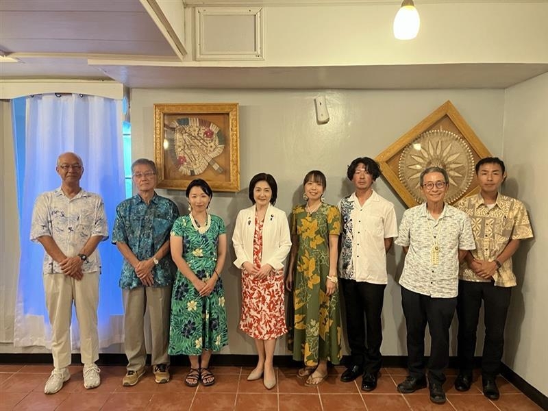 JICA海外協力隊と記念撮影する生稲政務官の姿