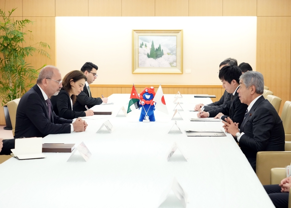 会談する岩屋外務大臣とアイマン・サファディ・ヨルダン副首相兼外務・移民大臣