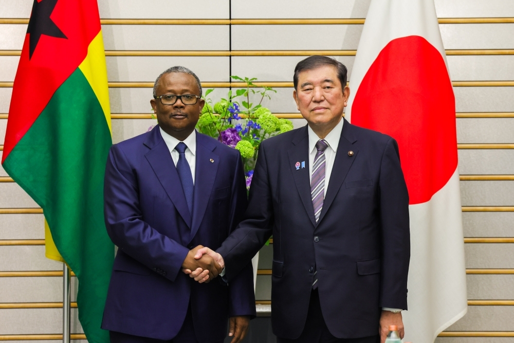 エンバロ・ギニアビサウ大統領と握手をする石破総理大臣