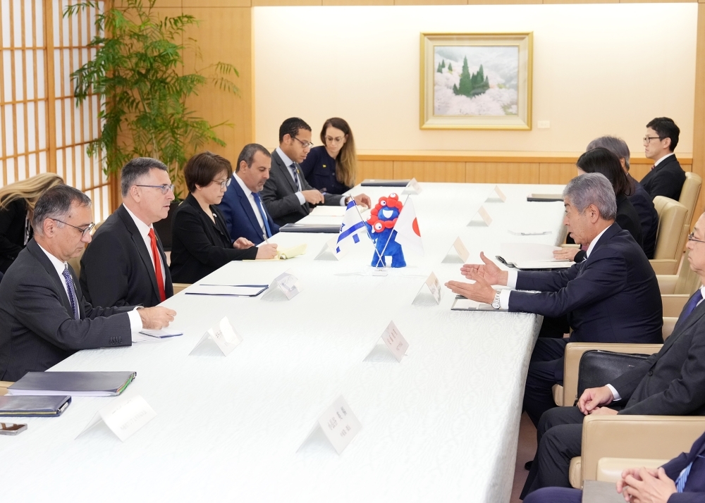 サアル外相と会談中の岩屋大臣の様子