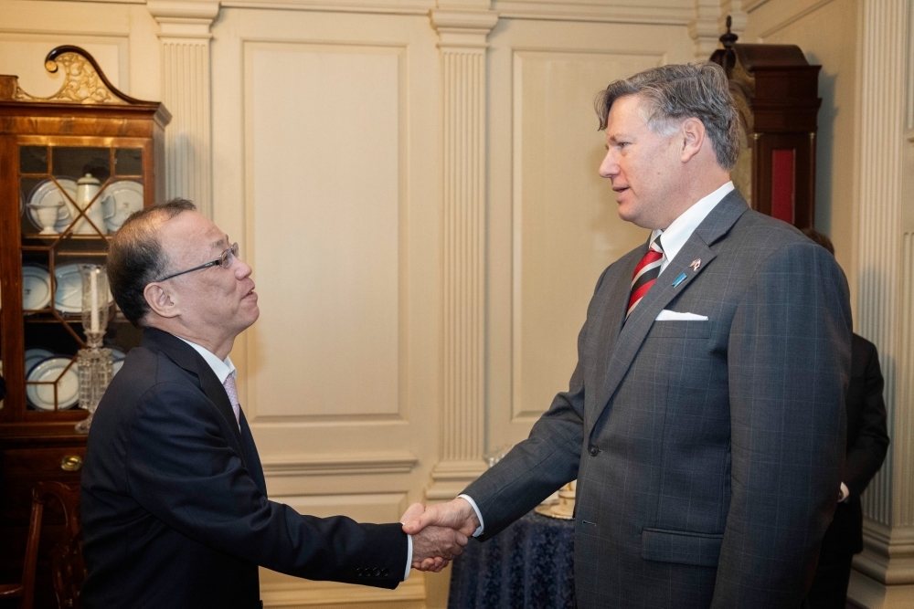 ランドー米国国務副長官と握手をする船越外務事務次官