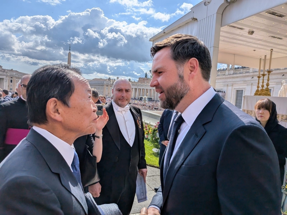 青空の下、米ヴァンス副大統領と会談する麻生太郎特派大使の様子