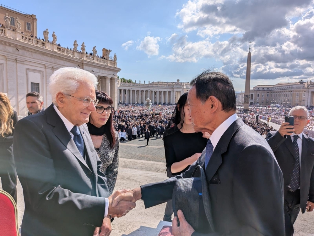 マッタレッラ・イタリア大統領と握手する麻生太郎特派大使の姿
