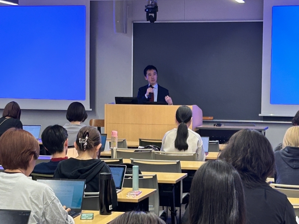 講座で解説をする軍縮不拡散・科学部 不拡散・科学原子力課 横田課長