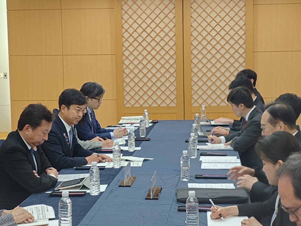 宮路外務副大臣、大串経済産業副大臣と鄭仁教(チョン・インギョ)韓国産業通商資源部通商交渉本部長の対談