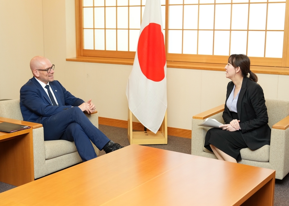 会談する英利外務大臣政務官とロビン・ガイス国連軍縮研究所所長