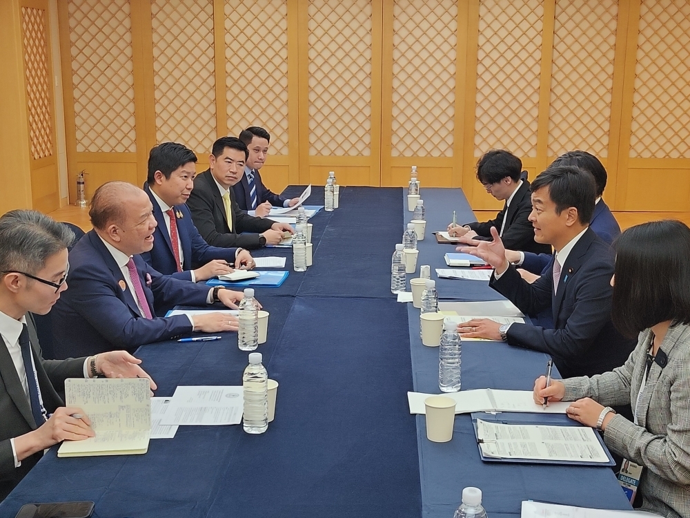 宮路副大臣とピチャイ・ナリップタパン・タイ商務大臣の対談