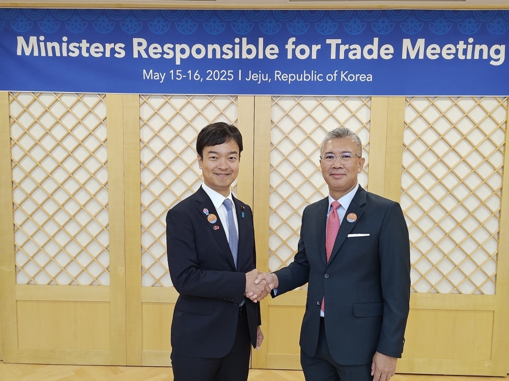 宮路副大臣とザフルル・マレーシア投資貿易産業大臣