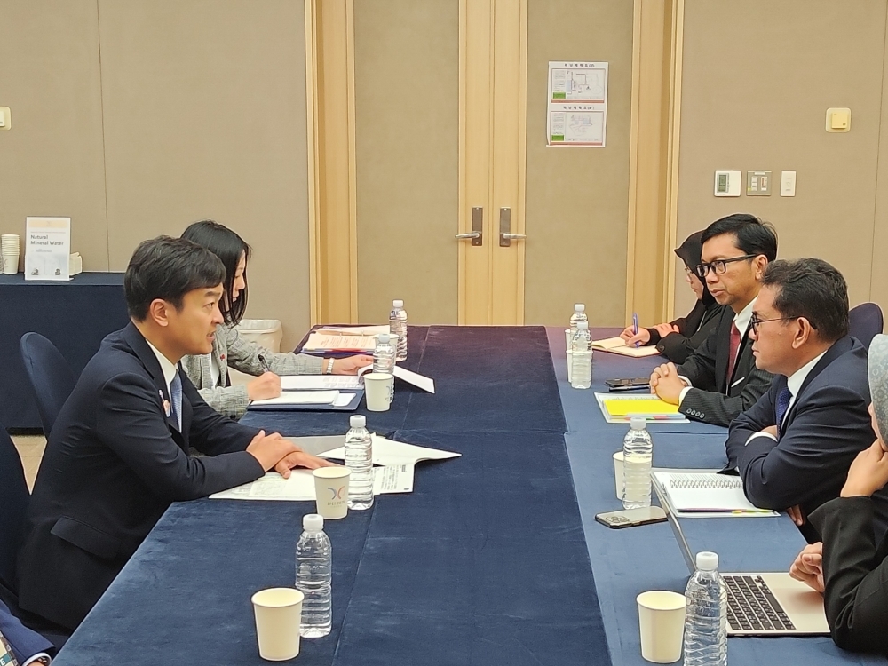 宮路副大臣とブディ・サントソ・インドネシア共和国商業大臣の対談