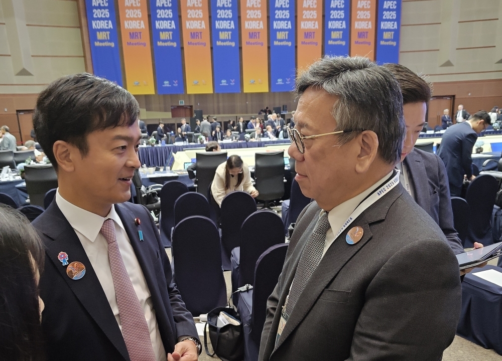 宮路副大臣と丘應樺(アルジャーノン・ヤウ)香港商務経済発展局長官