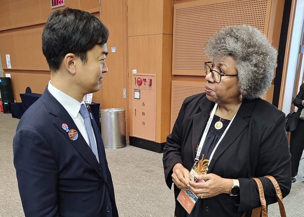 宮路副大臣とジャシンタ・マヌア・パプアニューギニア国際貿易投資省次官