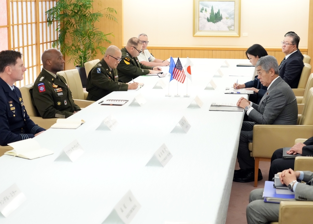 岩屋外務大臣とブランソン国連軍・米韓連合軍・在韓米軍司令官が意見交換をする様子