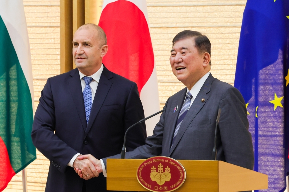 共同記者発表の場で握手をする石破総理大臣とラデフ・ブルガリア大統領