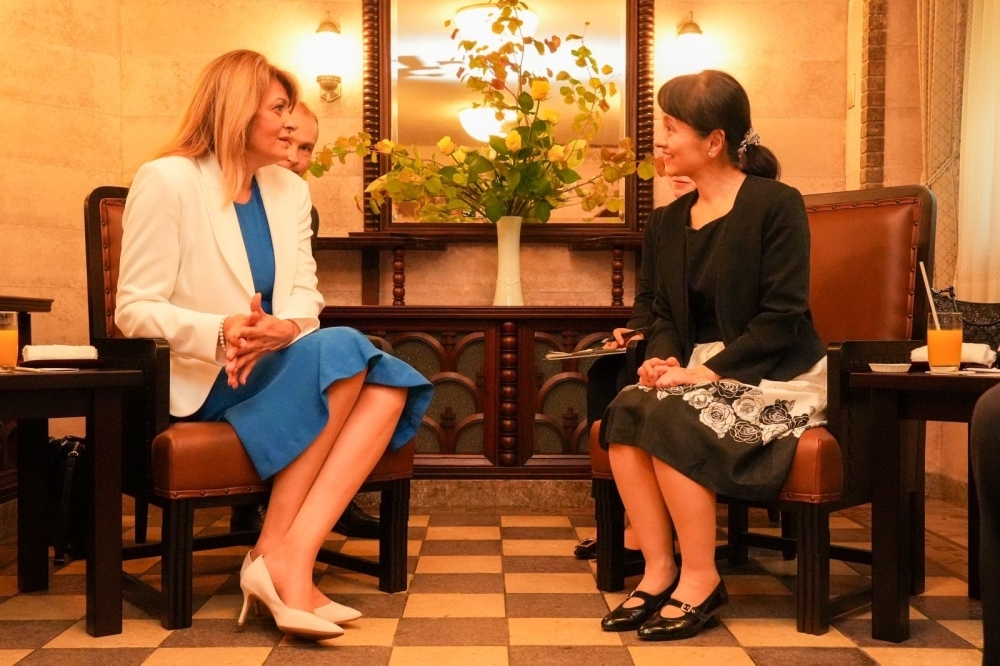 ラデヴァ・ブルガリア大統領夫人と懇談する石破佳子総理大臣夫人の様子