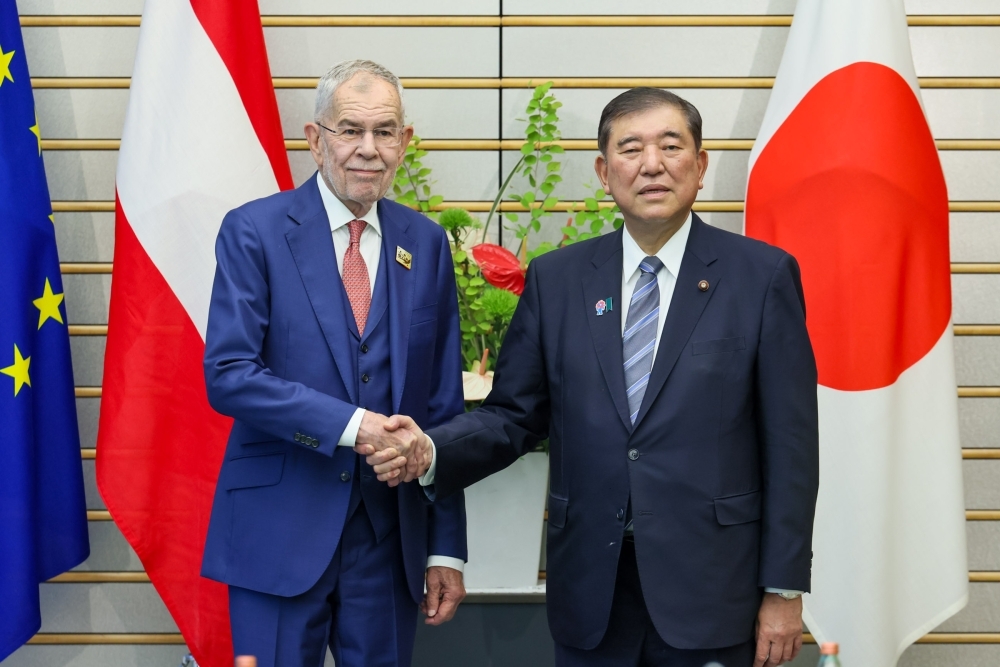 ファン・デア・ベレン大統領と握手する石破総理大臣の姿