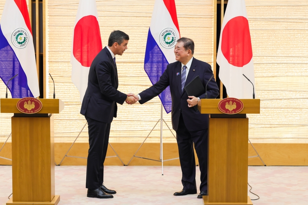 共同記者発表後にペニャ大統領と握手を交わす石破総理大臣の様子