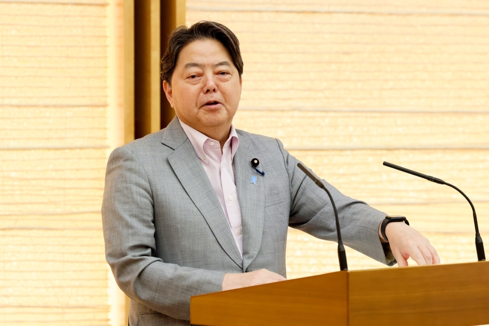 壇上の林官房長官の姿