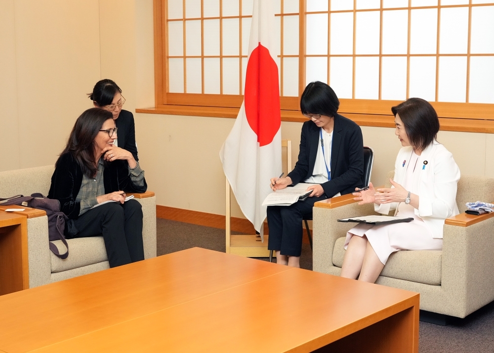 ムジート特別代表と懇談する生稲政務官