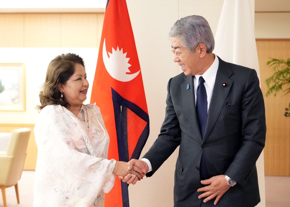 デウバ外相と握手する岩屋大臣の様子