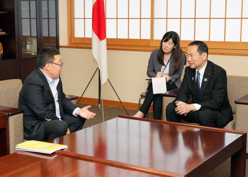 エルベグドルジ委員と意見交換する藤井副大臣