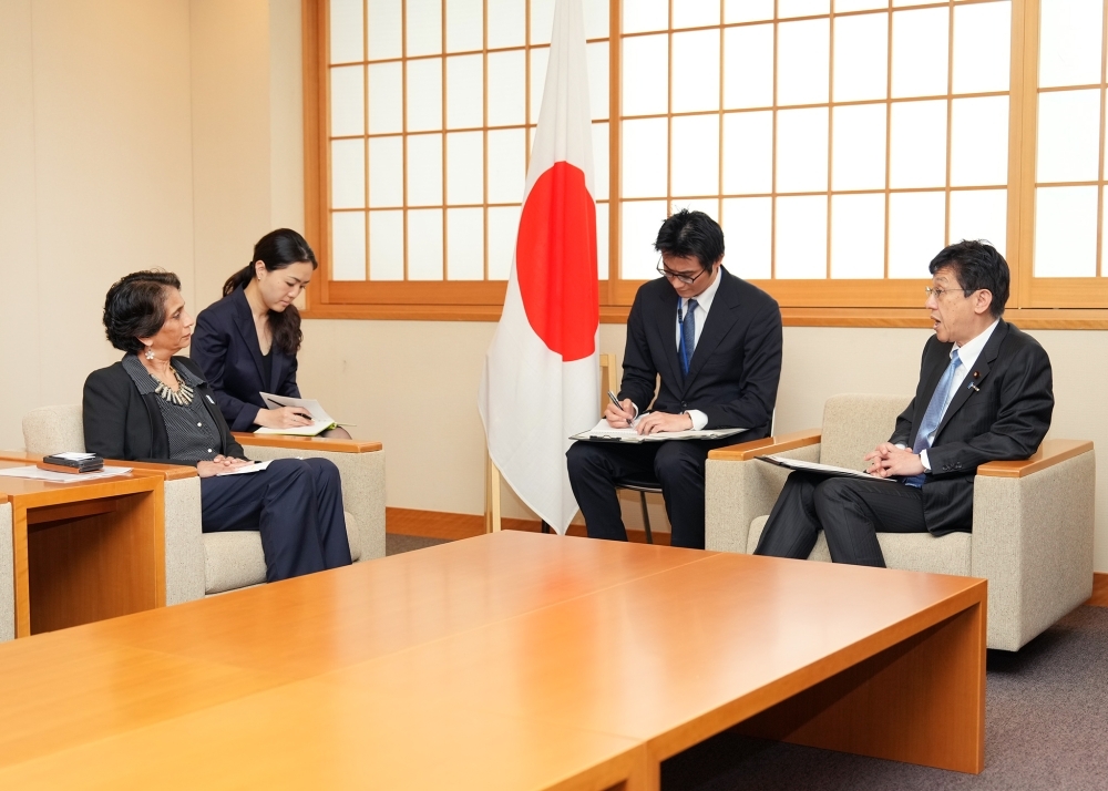 松本政務官とウィグナラジャ局長の意見交換の様子