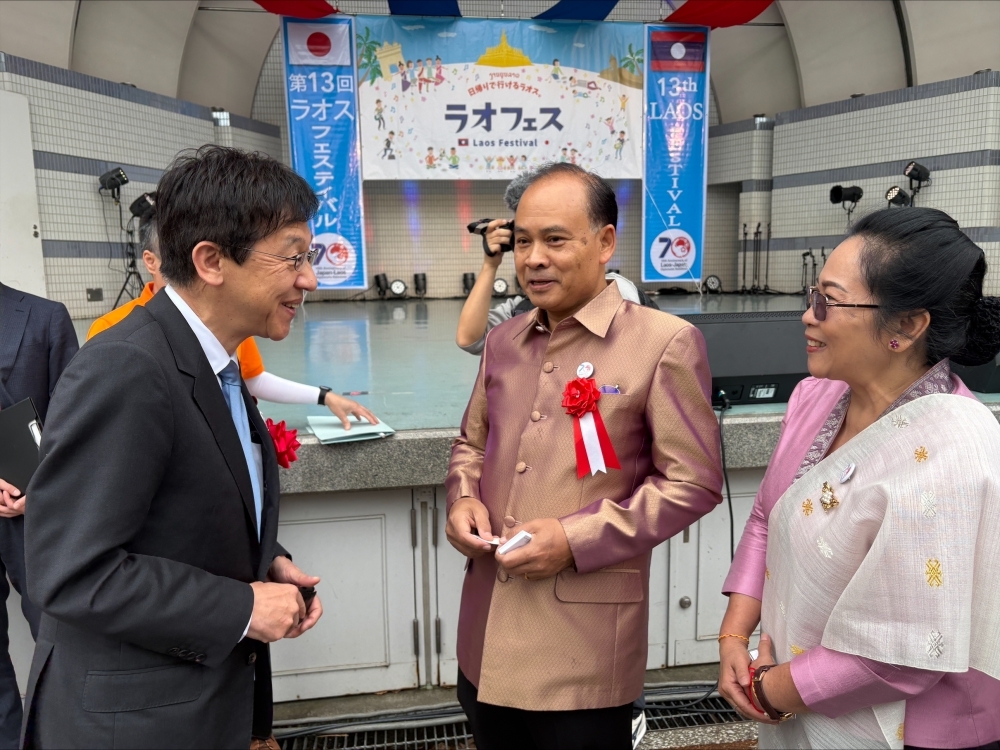 関係者と懇談する松本政務官の様子