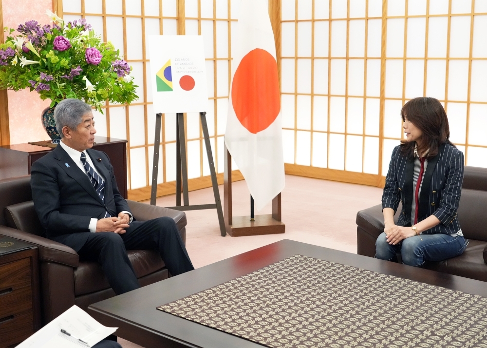 岩屋外務大臣と相川七瀬氏の懇談の様子