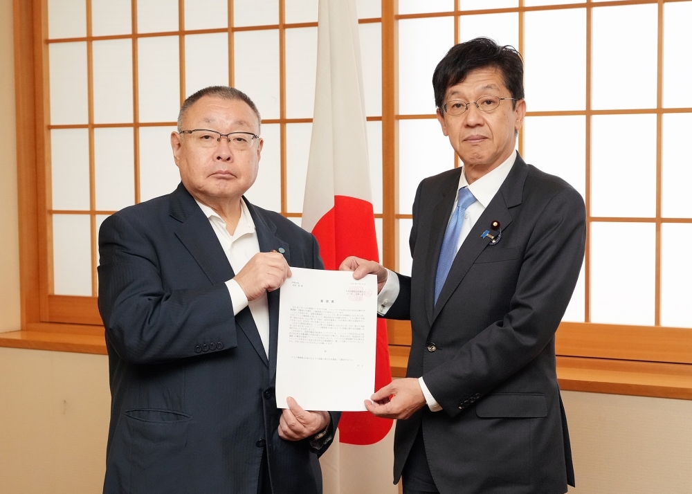 清水連合事務局長から連合の重点政策の要請書を手交される松本外務大臣政務官の様子
