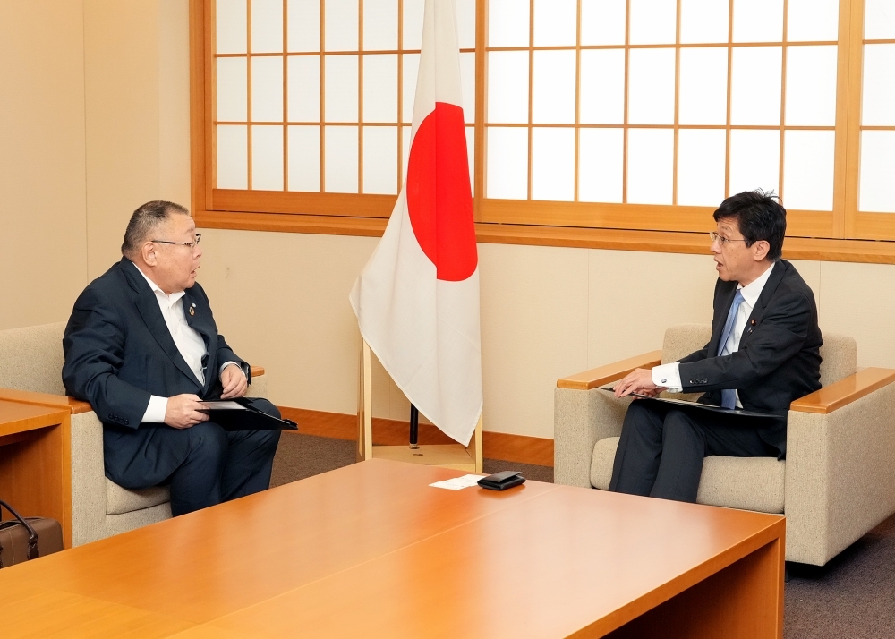 清水連合事務局長と懇談する松本外務大臣政務官の様子
