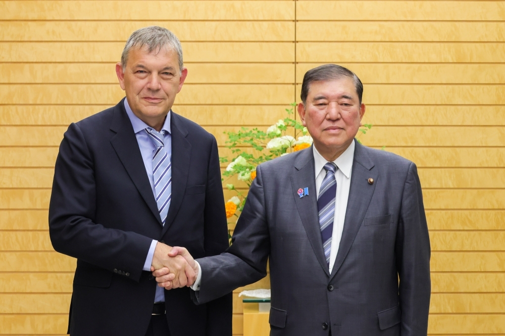 ラザリーニUNRWA事務局長と握手をする石破総理大臣
