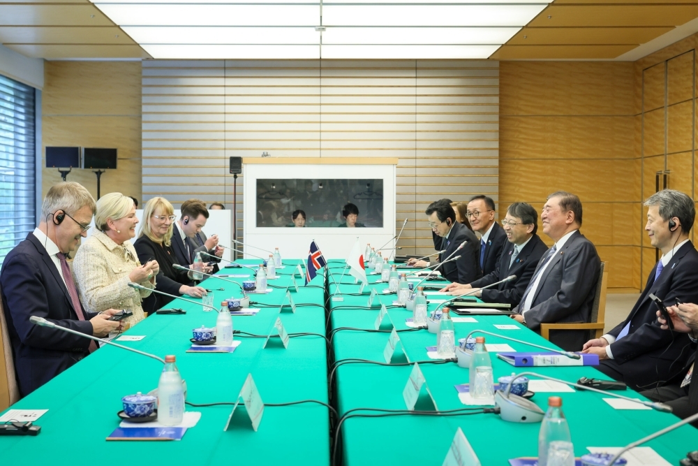 会談する石破総理大臣とトーマスドッティル・アイスランド大統領