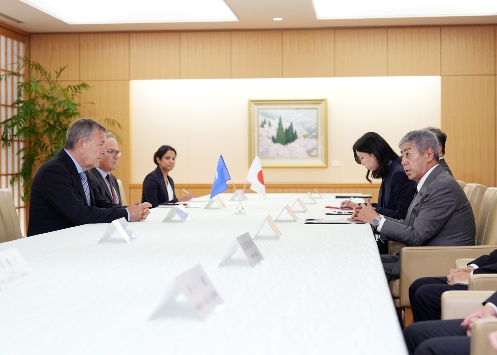 会談する岩屋外務大臣とフィリップ・ラザリーニ国連パレスチナ難民救済事業機関事務局長