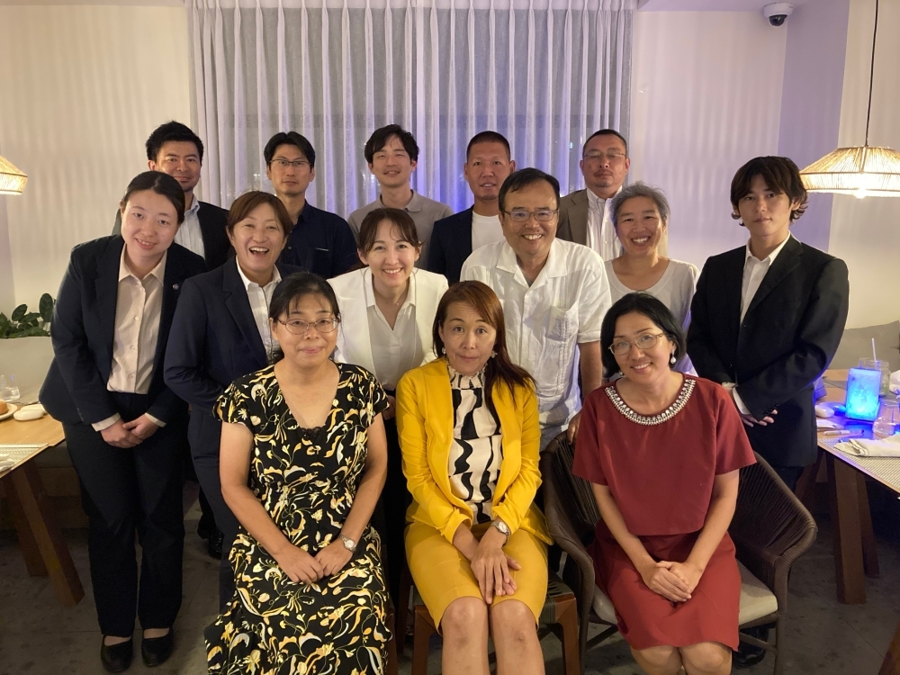 現地在留邦人一行と英利政務官の集合写真