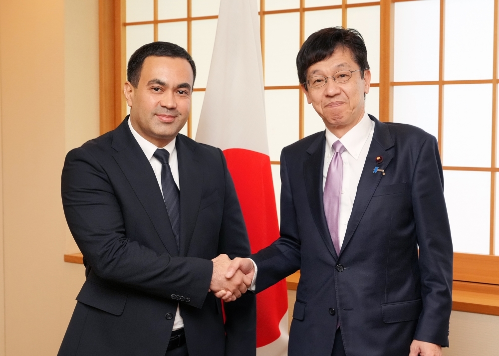 アブドゥラエフ・ウズベキスタン共和国外務次官と握手する松本政務官の姿