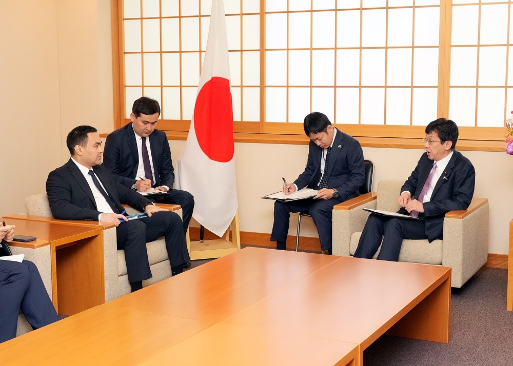 アブドゥラエフ・ウズベキスタン外務次官からの表敬を受ける松本政務官の様子