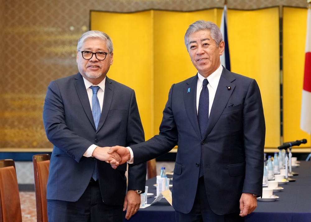 握手し写真撮影に応じる岩屋外務大臣とエンリケ・マナロ・フィリピン外務大臣