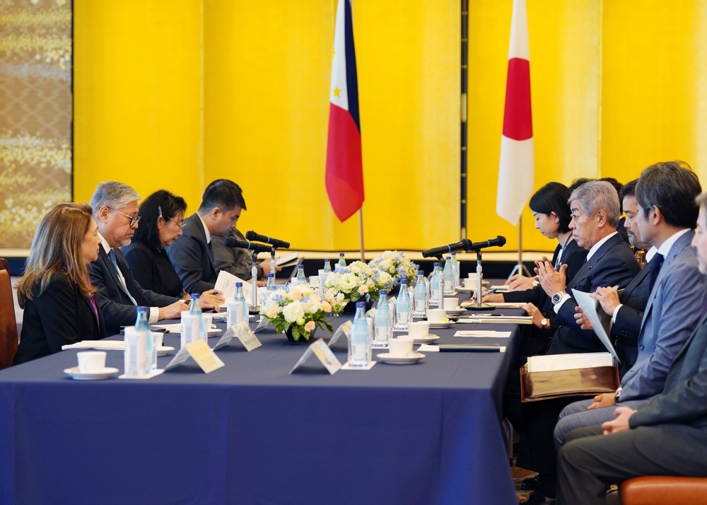 会談する岩屋外務大臣とエンリケ・マナロ・フィリピン外務大臣
