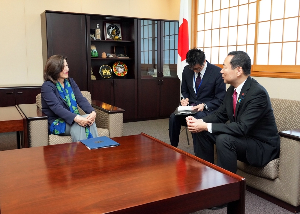 フレミング事務次長と懇談中の藤井副大臣の様子