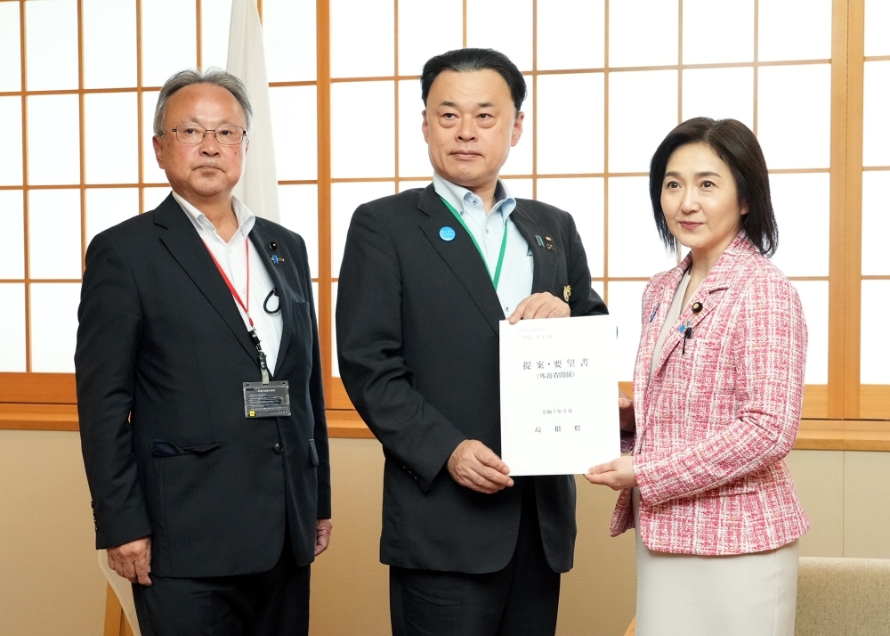 丸山達也島根県知事一行による表敬を受ける生稲政務官