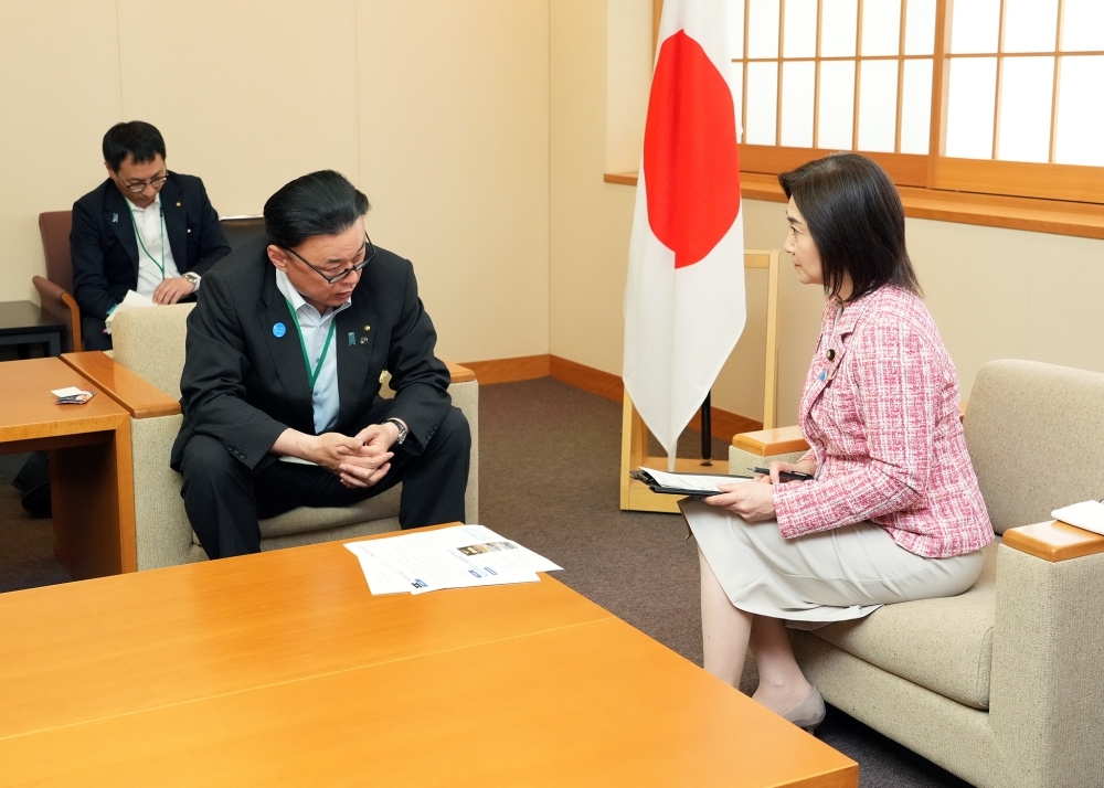丸山達也島根県知事と懇談する生稲政務官の様子