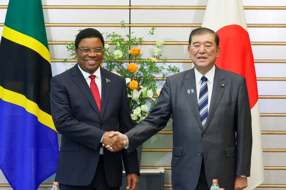 マジャリワ・タンザニア首相と握手をする石破総理大臣