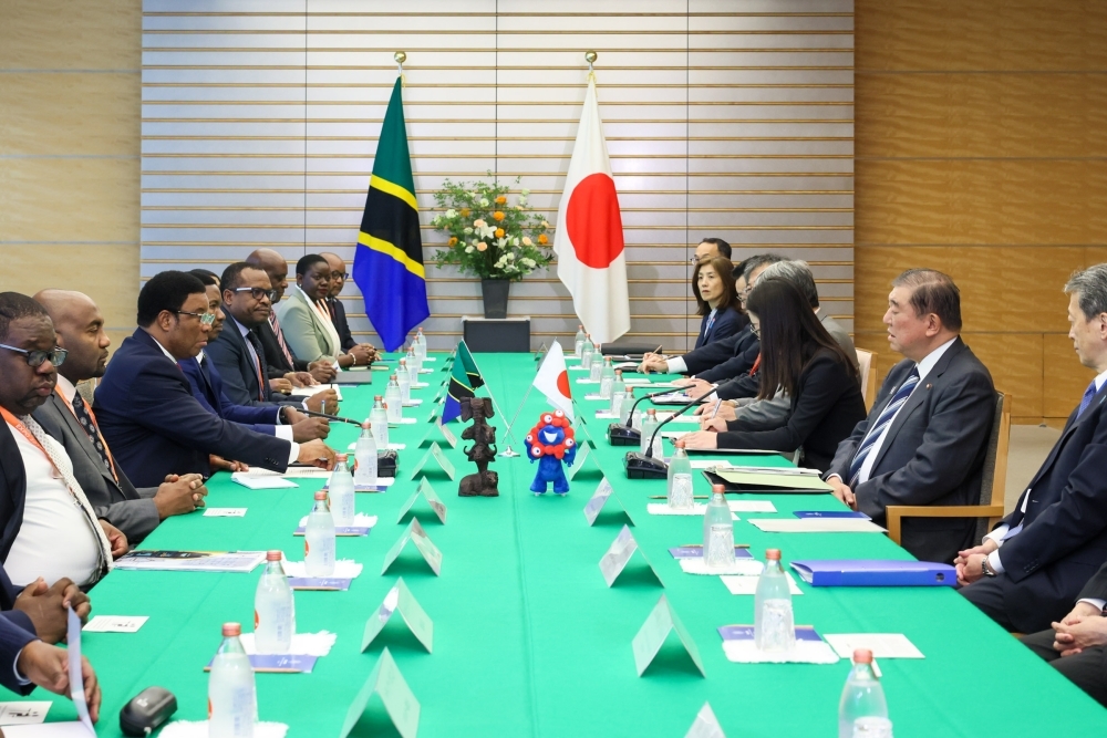 石破総理大臣とマジャリワ・タンザニア首相との首脳会談の様子