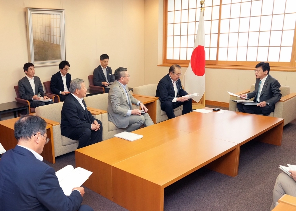 齋藤石巻市長及び遠藤石巻市議会議長一行と懇談する松本政務官