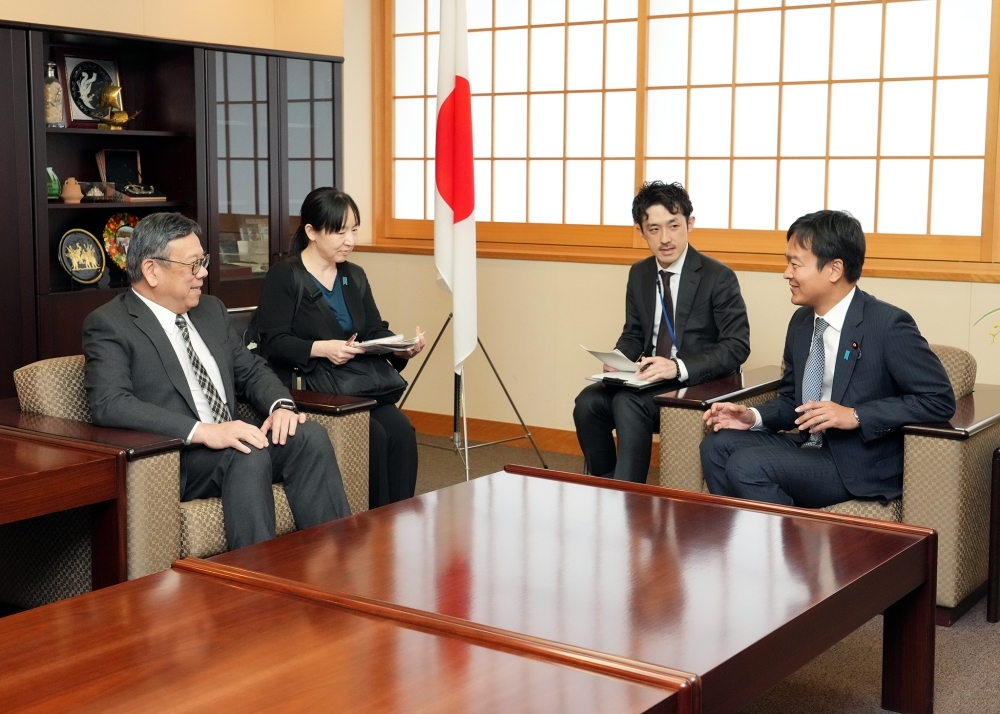 宮路外務副大臣とヤウ香港特別行政区商務経済発展局長官との意見交換の様子