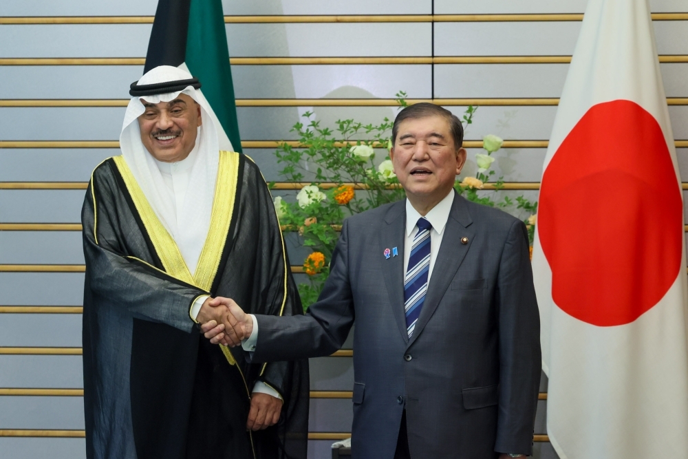 サバーハ・ハーリド・クウェート国皇太子殿下と握手をする石破総理大臣