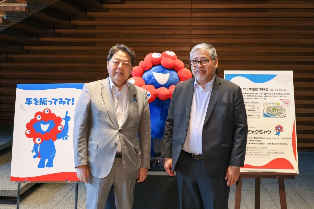 マナロ外相と林官房長官の記念撮影の様子
